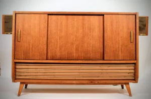 Restoring the iconic gold metal speaker lattice on a 1960s Telefunken Hymnus.